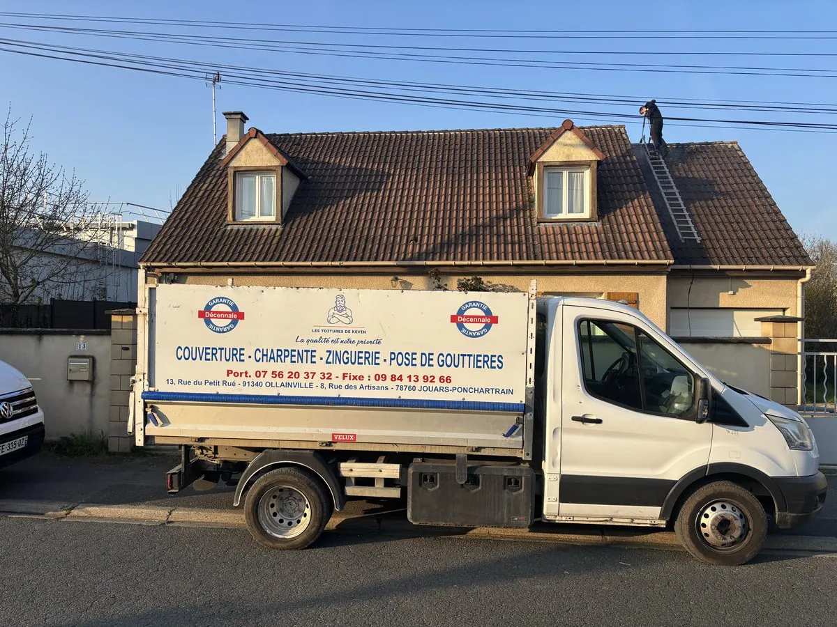 Camion des Toitures de Kevin devant un chantier de toiture
