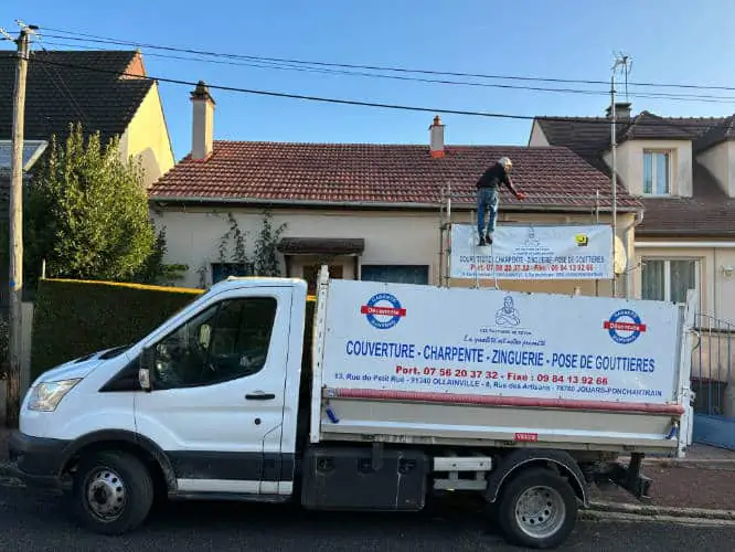 Les Toitures de Kevin, couvreur aux Essarts-le-Roi — camion benne de l'entreprise devant un pavillon en cours de rénovation