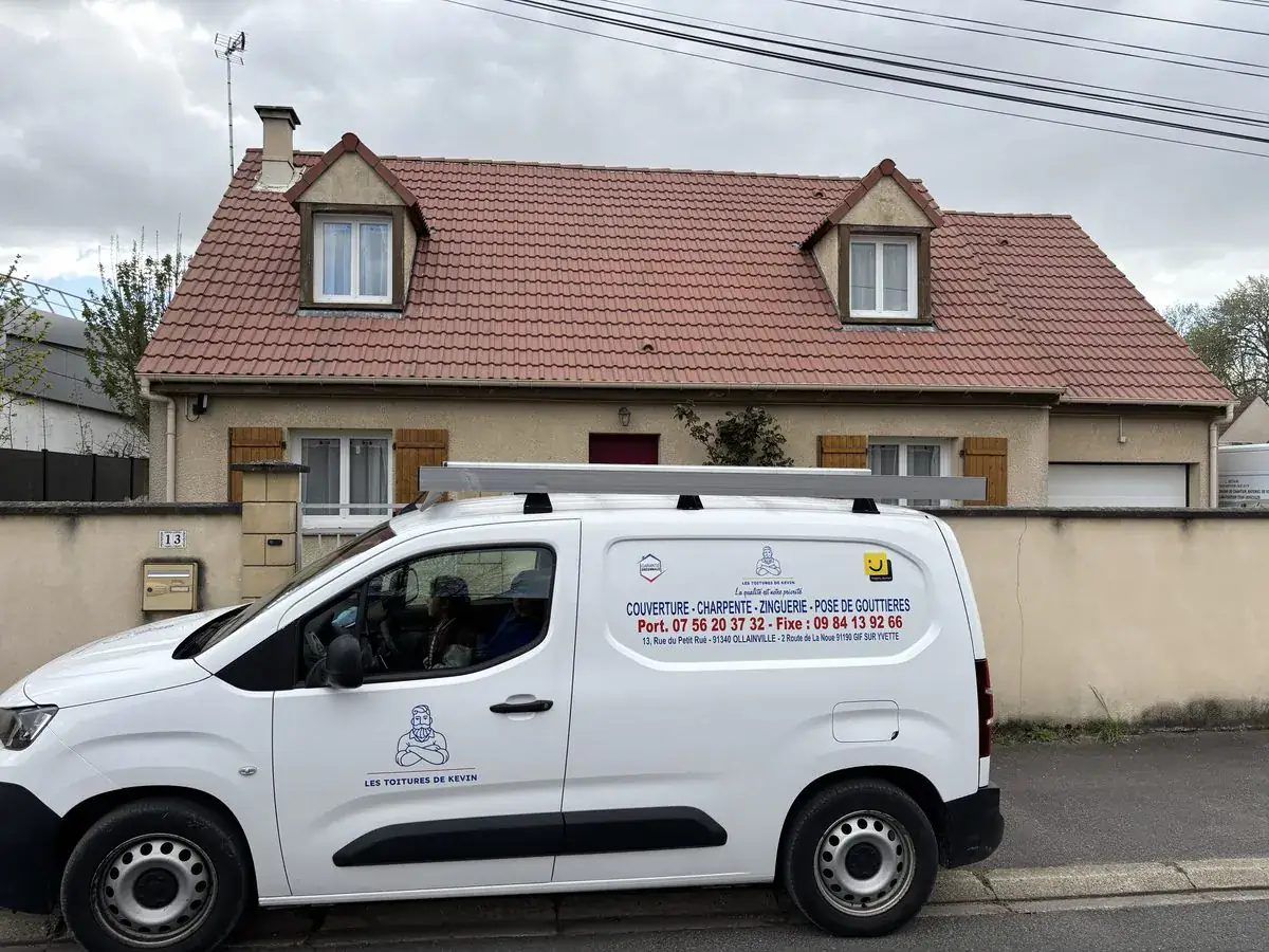 Les Toitures de Kevin, couvreur à Rambouillet — véhicule utilitaire de l'entreprise stationné devant un pavillon en tuiles